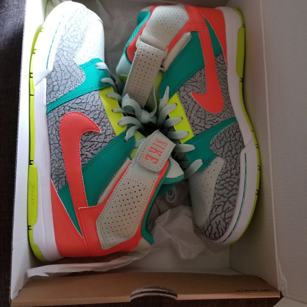 Womens Nike Air Mogan Mid 2 Size 10 BNWT